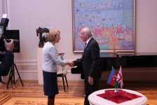 Чингизу Фарзалиеву вручена медаль почетного профессора биографического центра в Кембридже (ФОТО)