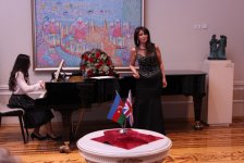 Чингизу Фарзалиеву вручена медаль почетного профессора биографического центра в Кембридже (ФОТО)