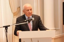 Чингизу Фарзалиеву вручена медаль почетного профессора биографического центра в Кембридже (ФОТО)