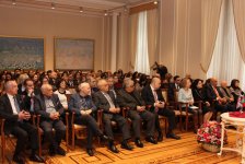 Чингизу Фарзалиеву вручена медаль почетного профессора биографического центра в Кембридже (ФОТО)