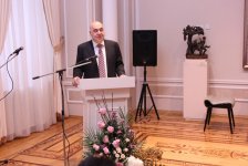 Чингизу Фарзалиеву вручена медаль почетного профессора биографического центра в Кембридже (ФОТО)