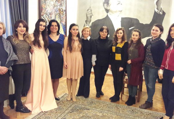 В квартире, где жил Ниязи, выступили молодые пианистки (ФОТО)