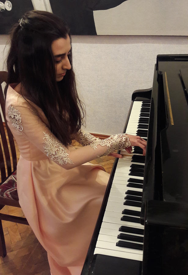 В квартире, где жил Ниязи, выступили молодые пианистки (ФОТО)