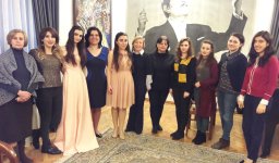 В квартире, где жил Ниязи, выступили молодые пианистки (ФОТО)