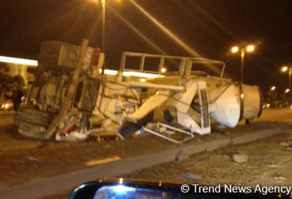 В Баку из-за ДТП с участием грузовика на одном из проспектов образовался большой затор