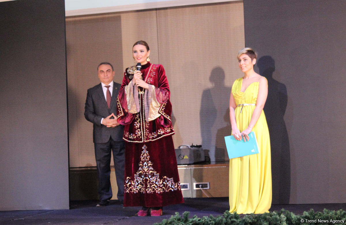 Потрясающее дефиле Тюркской национальной одежды в Баку - традиции и современность (ВИДЕО,ФОТО)