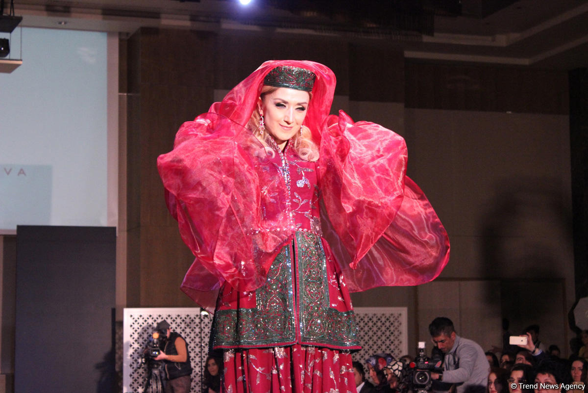 Потрясающее дефиле Тюркской национальной одежды в Баку - традиции и современность (ВИДЕО,ФОТО)