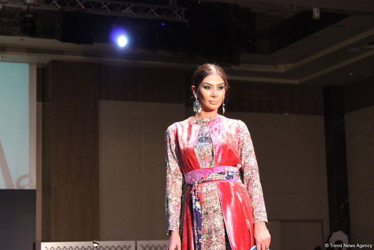 Потрясающее дефиле Тюркской национальной одежды в Баку - традиции и современность (ВИДЕО,ФОТО)