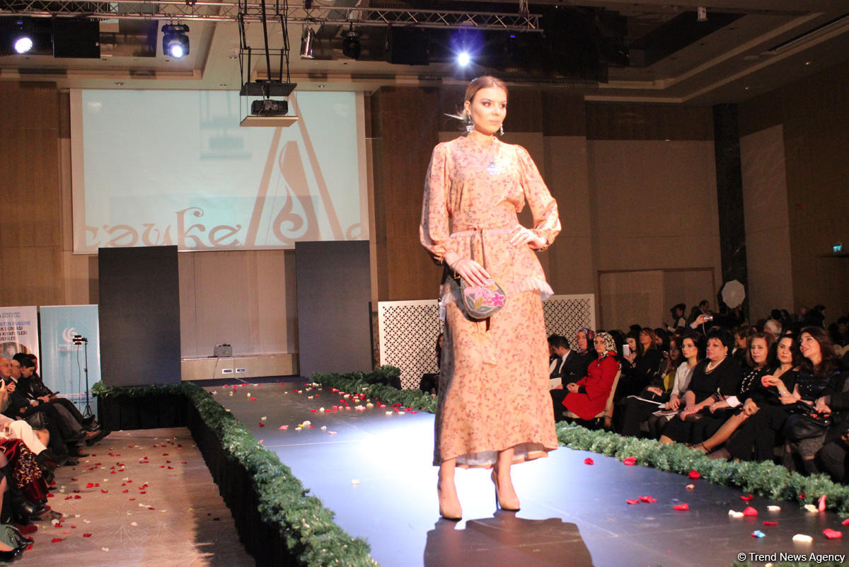 Потрясающее дефиле Тюркской национальной одежды в Баку - традиции и современность (ВИДЕО,ФОТО)