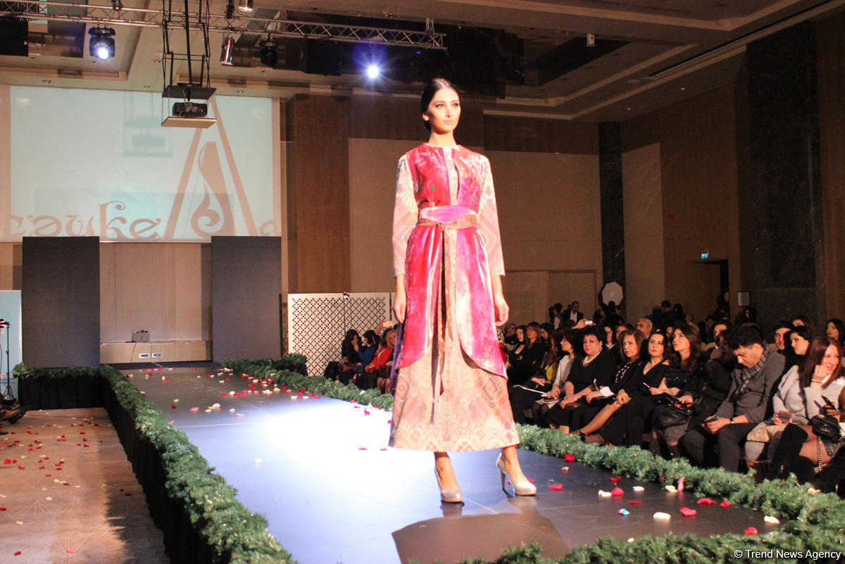 Потрясающее дефиле Тюркской национальной одежды в Баку - традиции и современность (ВИДЕО,ФОТО)