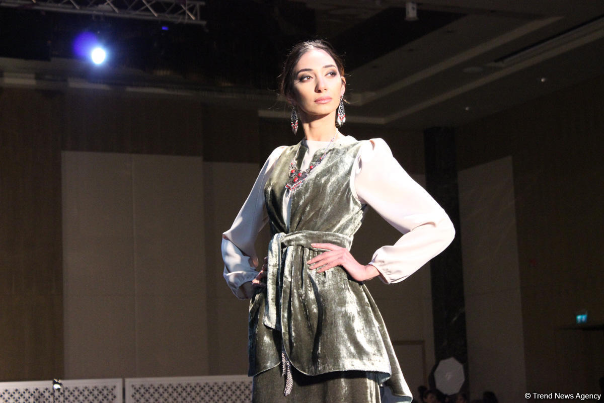 Потрясающее дефиле Тюркской национальной одежды в Баку - традиции и современность (ВИДЕО,ФОТО)