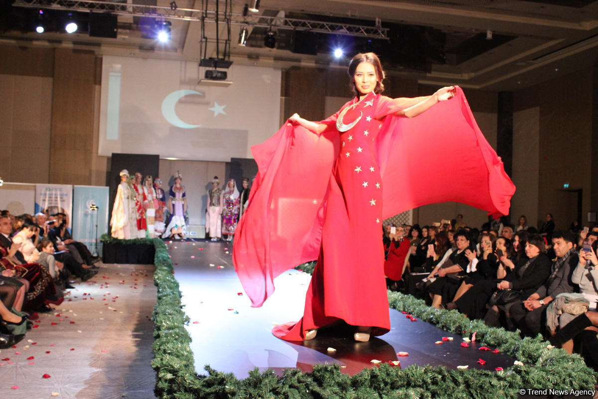 Потрясающее дефиле Тюркской национальной одежды в Баку - традиции и современность (ВИДЕО,ФОТО)