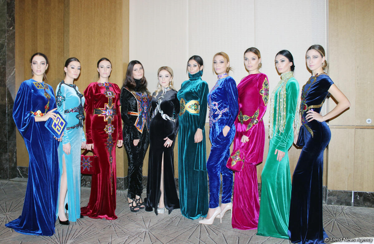 Потрясающее дефиле Тюркской национальной одежды в Баку - традиции и современность (ВИДЕО,ФОТО)