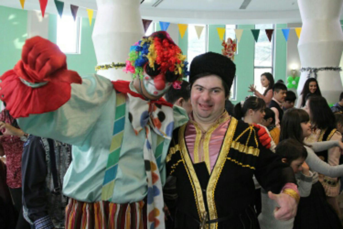 Популярные исполнители порадовали воспитанников Центра  реабилитации лиц с синдромом Дауна (ФОТО)