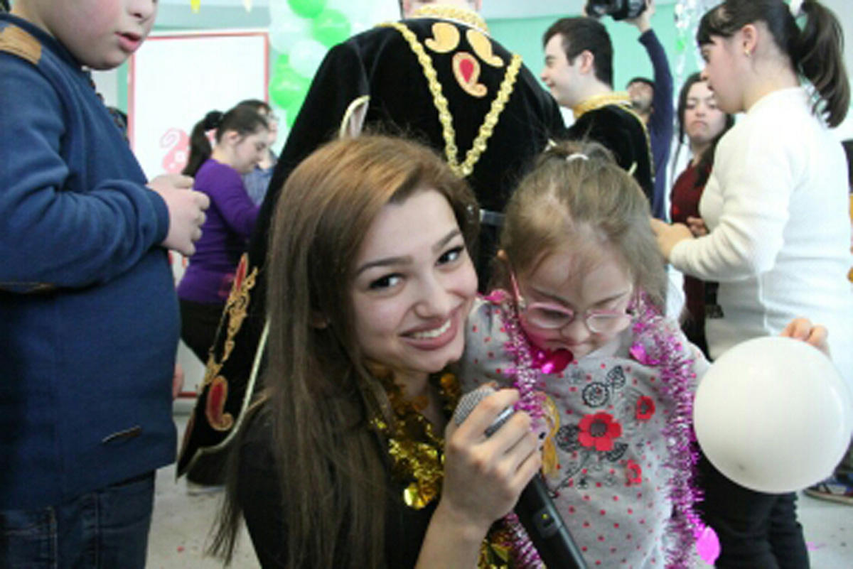 Популярные исполнители порадовали воспитанников Центра  реабилитации лиц с синдромом Дауна (ФОТО)