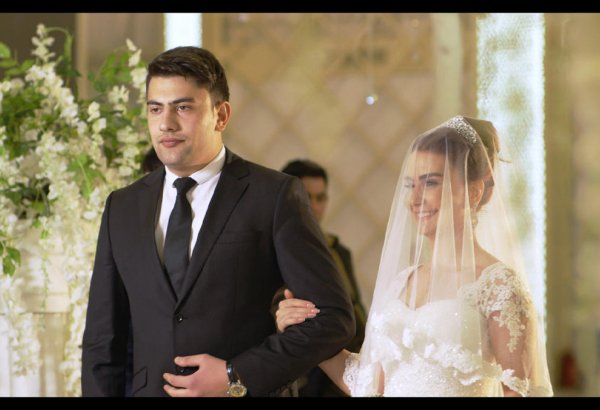 Новогодний сюрприз от Лейлы Мустафаевой – телеведущая в свадебном платье (ФОТО)