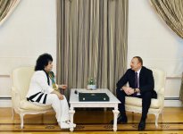 Народная артистка Зейнаб Ханларова удостоена ордена "Гейдар Алиев" (ФОТО)