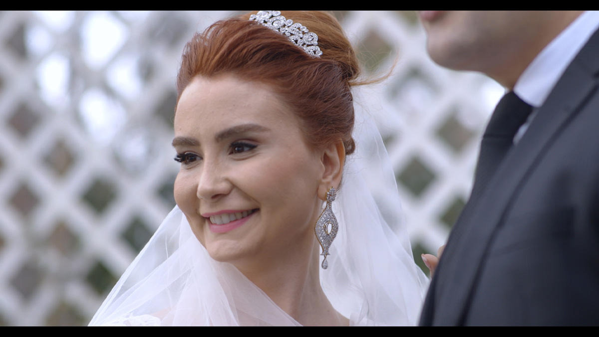 Новогодний сюрприз от Лейлы Мустафаевой – телеведущая в свадебном платье (ФОТО)