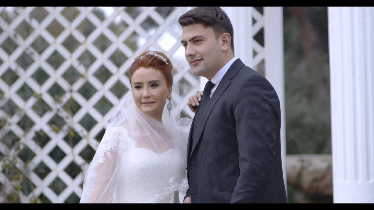 Новогодний сюрприз от Лейлы Мустафаевой – телеведущая в свадебном платье (ФОТО)