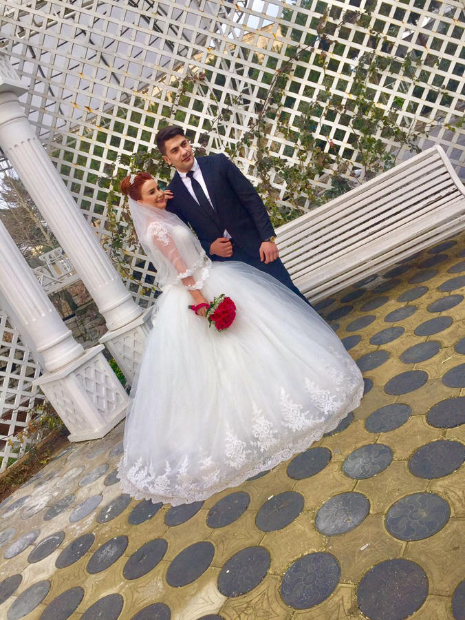 Новогодний сюрприз от Лейлы Мустафаевой – телеведущая в свадебном платье (ФОТО)