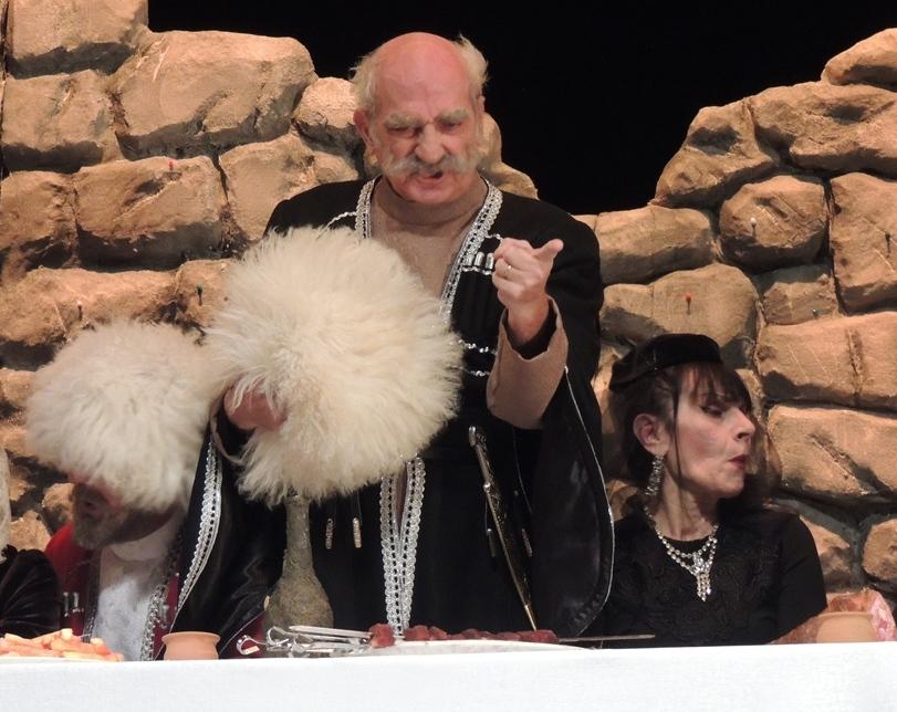 Новая форма работы Бакинской русдрамы вызвала большой интерес в соцсетях (ФОТО)