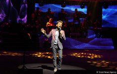 45-летний фейерверк эмоций Фаига Агаева в праздничном вечере F.A Made in Azerbaijan (ФОТО)