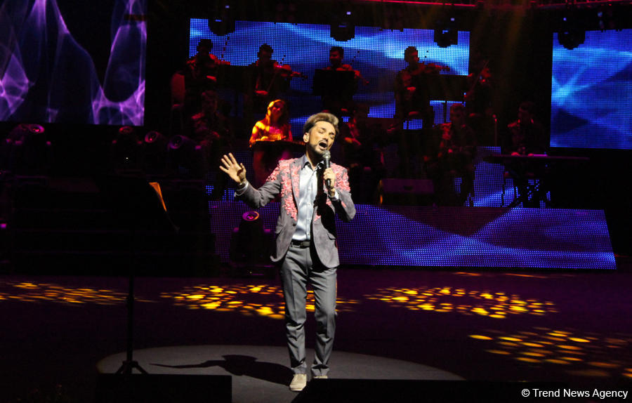 45-летний фейерверк эмоций Фаига Агаева в праздничном вечере F.A Made in Azerbaijan (ФОТО)