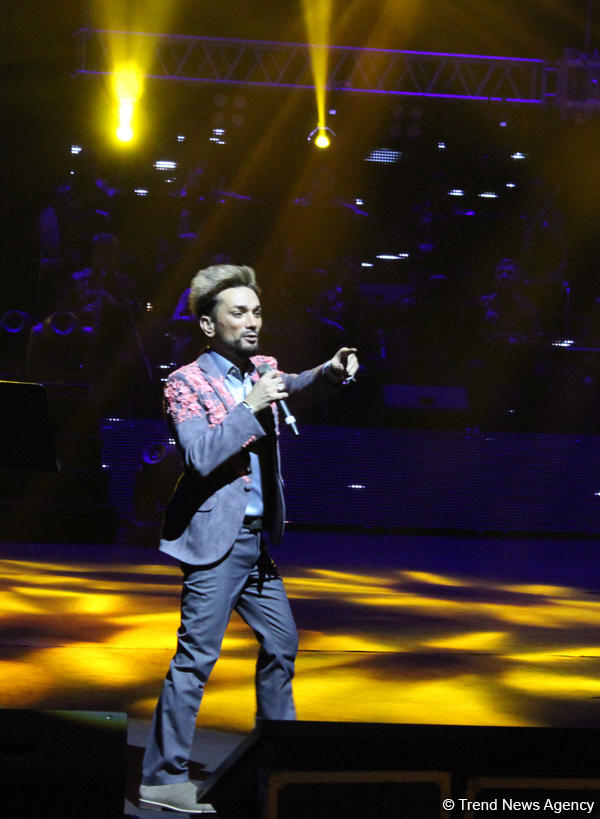 45-летний фейерверк эмоций Фаига Агаева в праздничном вечере F.A Made in Azerbaijan (ФОТО)