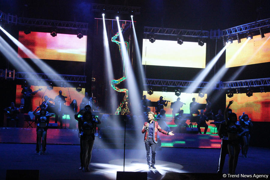 45-летний фейерверк эмоций Фаига Агаева в праздничном вечере F.A Made in Azerbaijan (ФОТО)