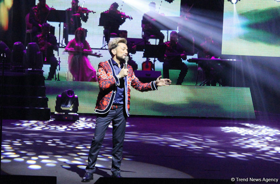 45-летний фейерверк эмоций Фаига Агаева в праздничном вечере F.A Made in Azerbaijan (ФОТО)