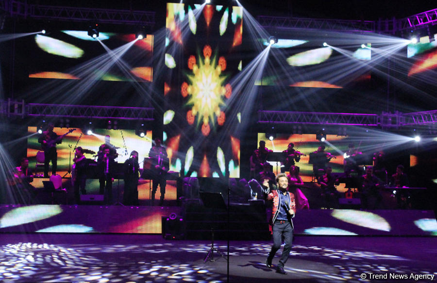 45-летний фейерверк эмоций Фаига Агаева в праздничном вечере F.A Made in Azerbaijan (ФОТО)