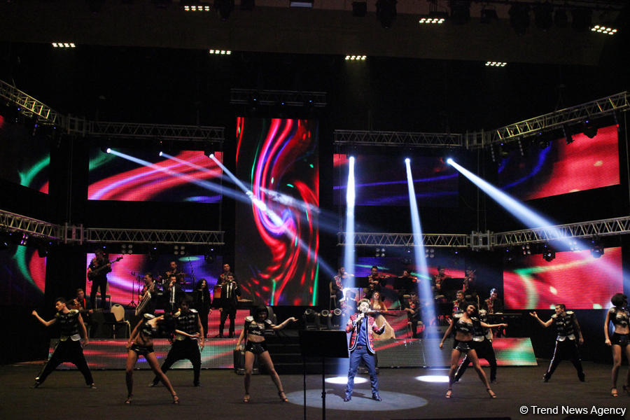 45-летний фейерверк эмоций Фаига Агаева в праздничном вечере F.A Made in Azerbaijan (ФОТО)