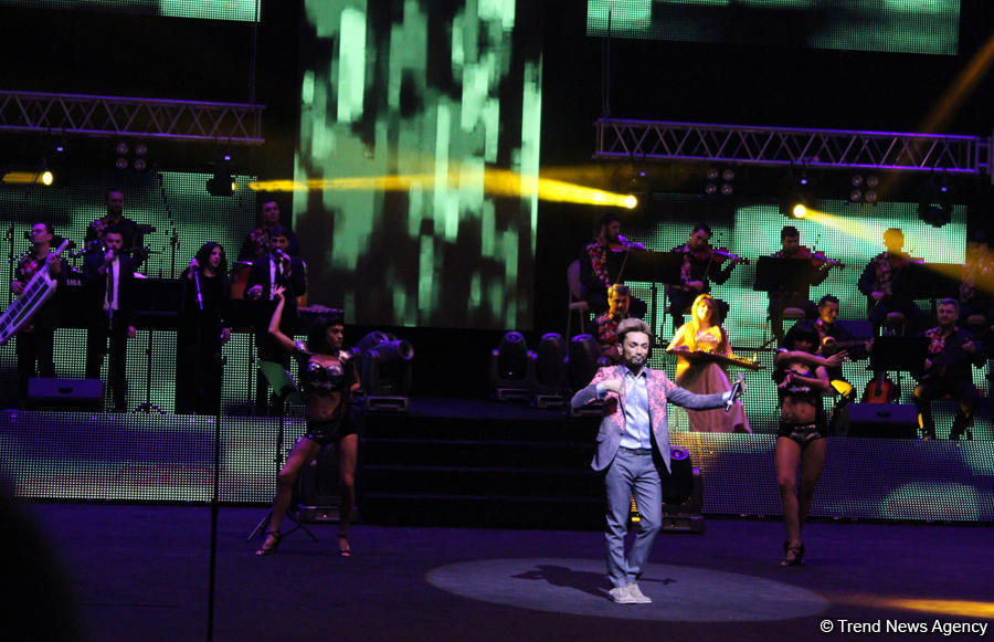 45-летний фейерверк эмоций Фаига Агаева в праздничном вечере F.A Made in Azerbaijan (ФОТО)