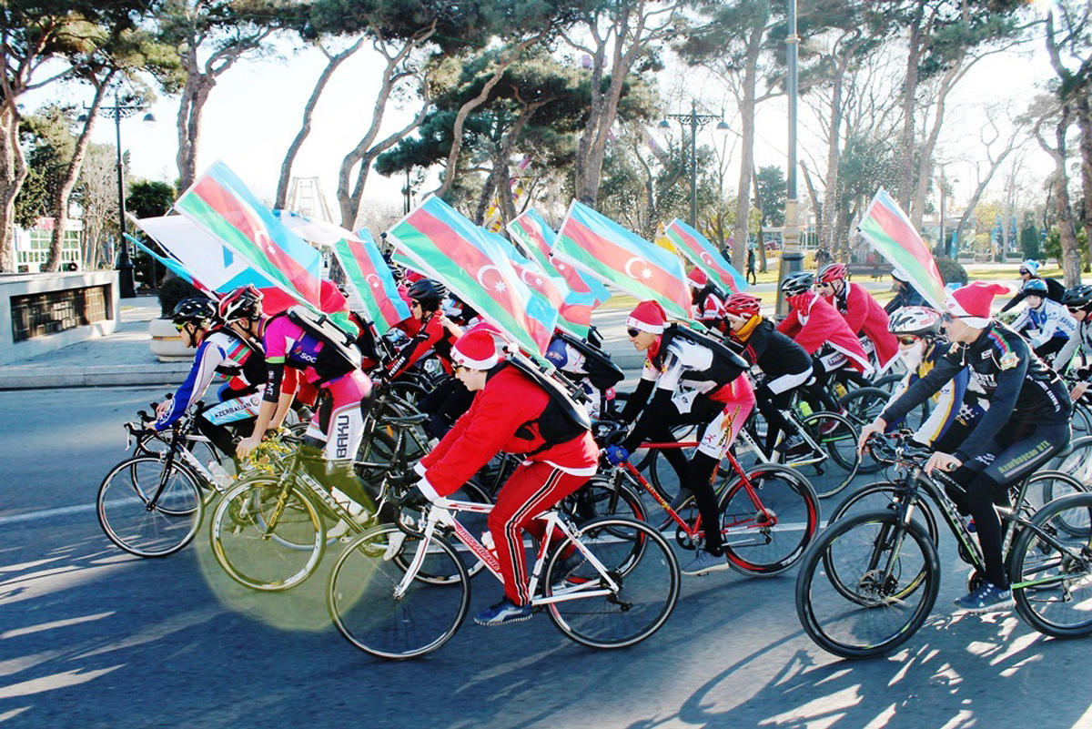 В Баку прошел праздничный новогодний велопробег (ФОТО)