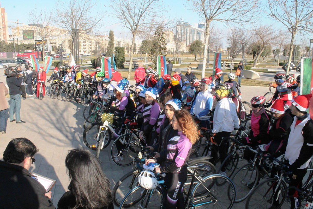 В Баку прошел праздничный новогодний велопробег (ФОТО)