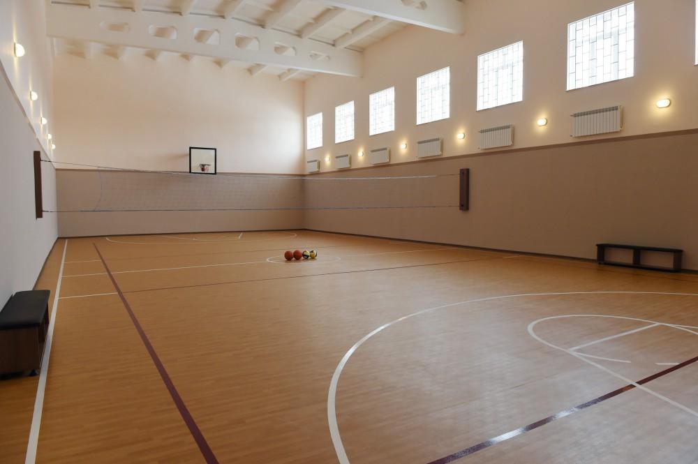 В эксплуатацию сдано реконструированное здание Нахчыванской городской средней русской школы (ФОТО)