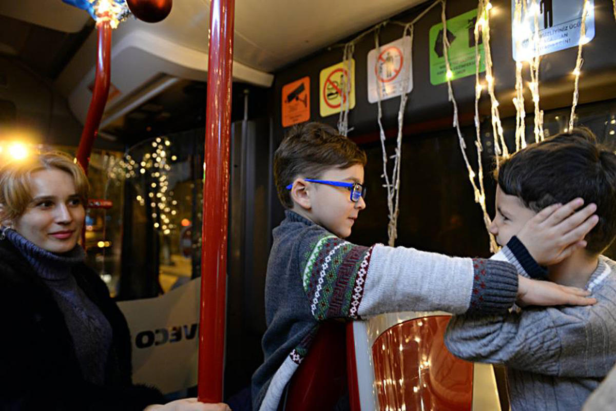 В Баку появился креативный молодежный автобус (ФОТО)