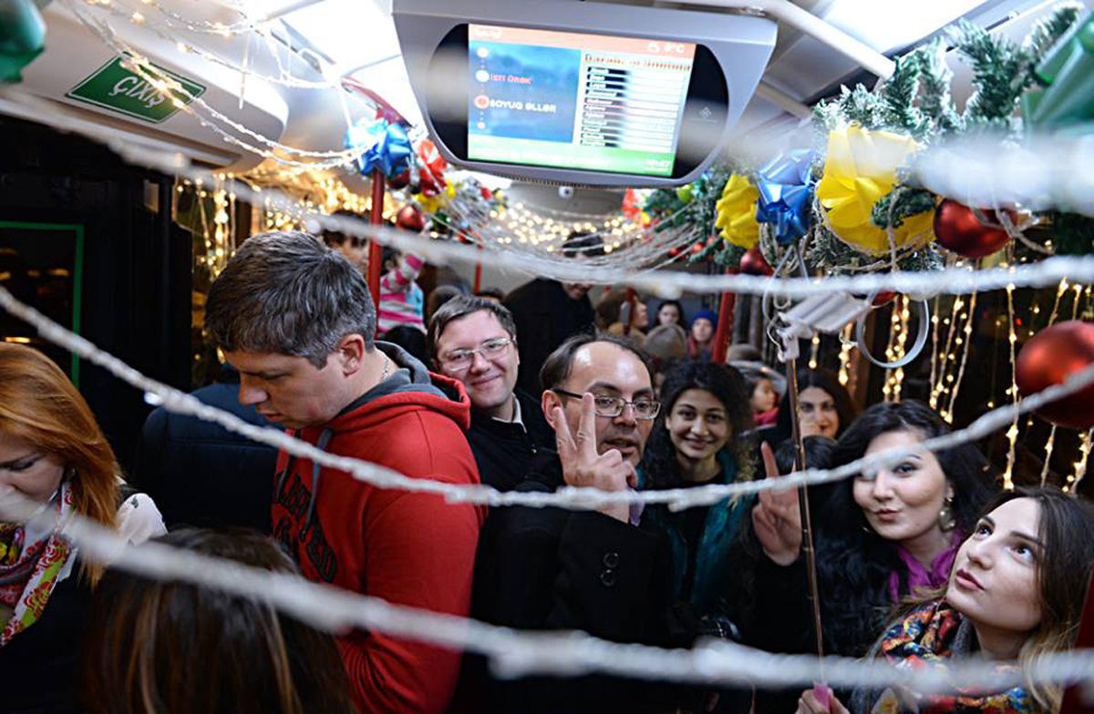 В Баку появился креативный молодежный автобус (ФОТО)