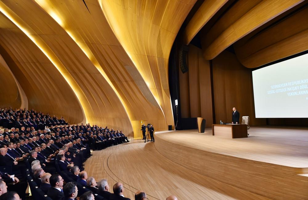 Президент Ильхам Алиев принял участие в конференции в рамках Госпрограммы социально-экономического развития регионов Азербайджана  (ФОТО)