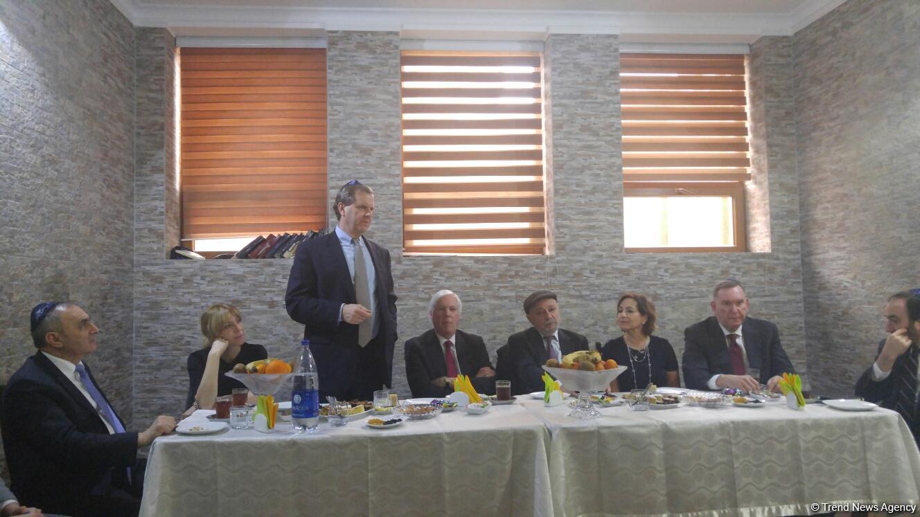 Президент и исполнительный директор Американского еврейского комитета побывали в синагоге в Баку (ФОТО)