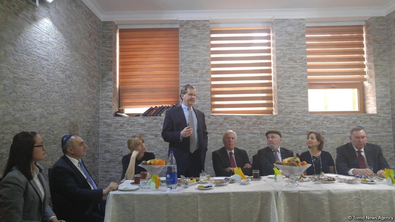 Президент и исполнительный директор Американского еврейского комитета побывали в синагоге в Баку (ФОТО)