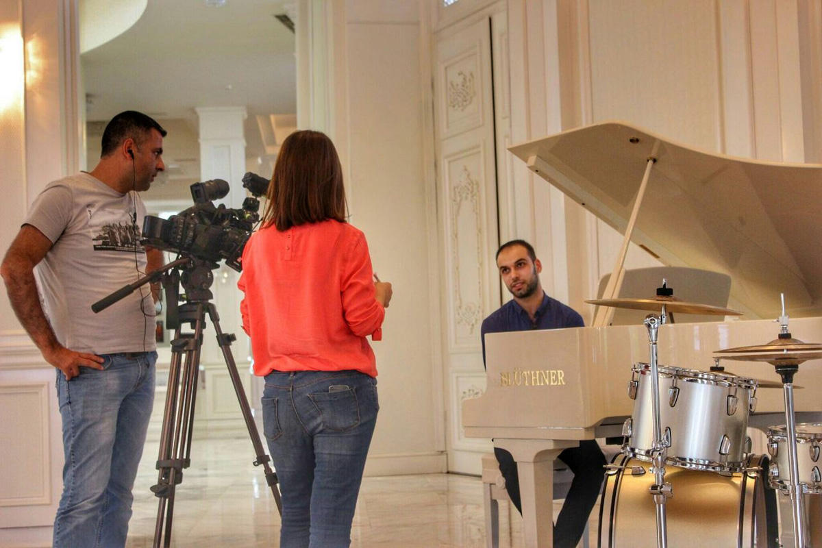 Азербайджанский певец в телепроекте "Голос Украины" (ФОТО)