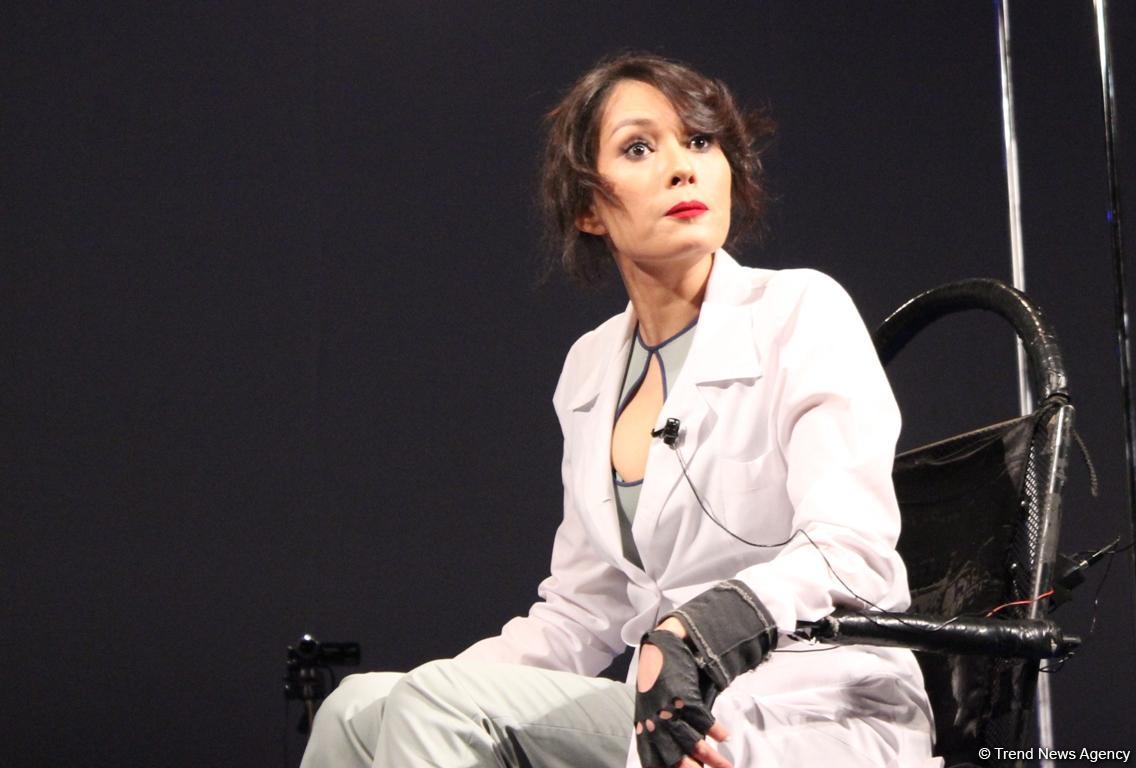 Аншлаг и овации: "Жестокий урок" от российских актеров в Баку (ФОТО)