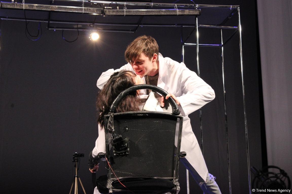 Аншлаг и овации: "Жестокий урок" от российских актеров в Баку (ФОТО)