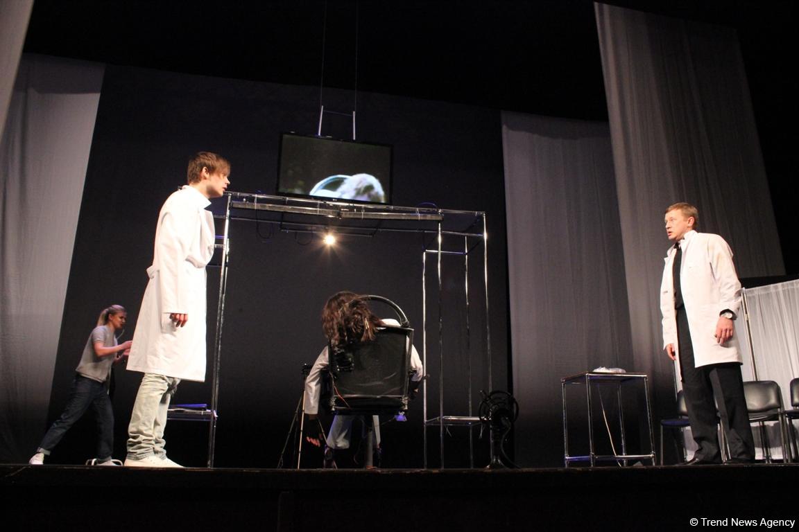 Аншлаг и овации: "Жестокий урок" от российских актеров в Баку (ФОТО)