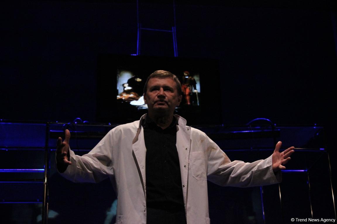 Аншлаг и овации: "Жестокий урок" от российских актеров в Баку (ФОТО)