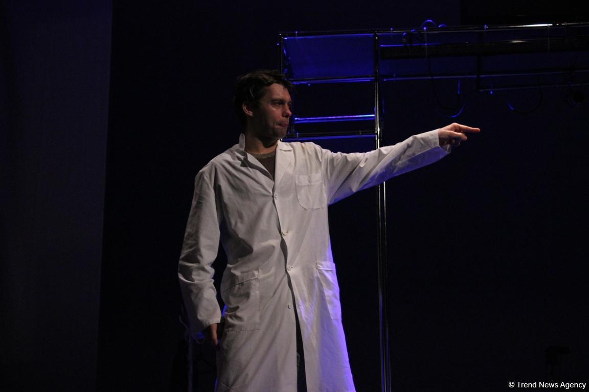 Аншлаг и овации: "Жестокий урок" от российских актеров в Баку (ФОТО)