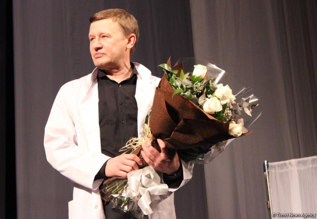 Аншлаг и овации: "Жестокий урок" от российских актеров в Баку (ФОТО)