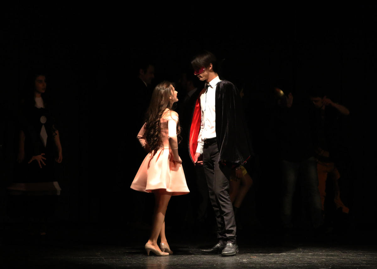 Из 16-го в 21 век: Азербайджанские студенты представили историю любви Шекспира (ФОТО)