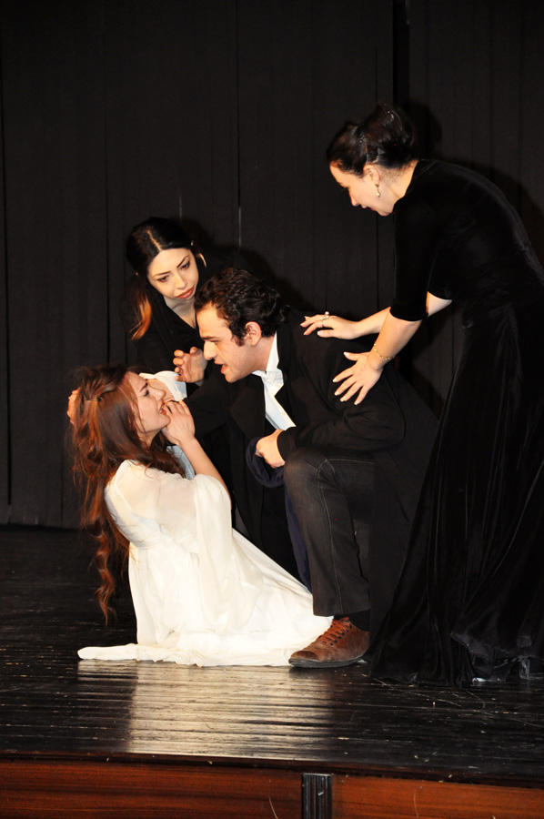 Из 16-го в 21 век: Азербайджанские студенты представили историю любви Шекспира (ФОТО)